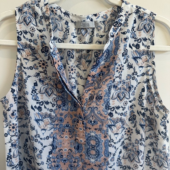 ❤️ Dalia Sleeveless Blouse. Beautiful colours very soft and flowy. Medium - Picture 2 of 5